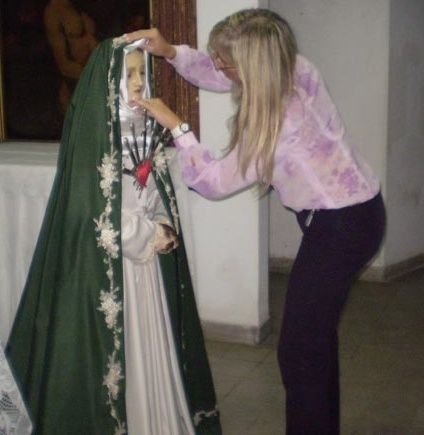 Cómo ser modista de la Virgen María: «Rezo mucho, me pongo ante el Señor e  investigo cómo vestirla» - Fundación Cari Filii