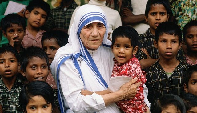 Madre Teresa de Calcuta con niños