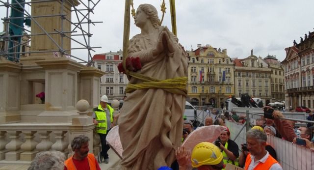 Vuelve, 102 años después, una columna con una estatua de la Virgen a la Ciudad Vieja de Praga