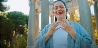 La cantante Mariana Valongo en su videoclip sobre el Dulce Nombre de María