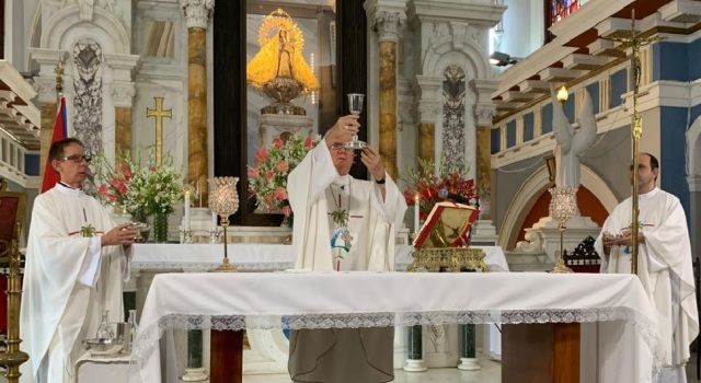 El arzobispo Dionisio en la iglesia de El Cobre, con la Virgen de la Caridad, patrona de Cuba