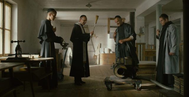 San Maximiliano Kolbe bendice equipos de impresión de revistas en la película Dos Coronas
