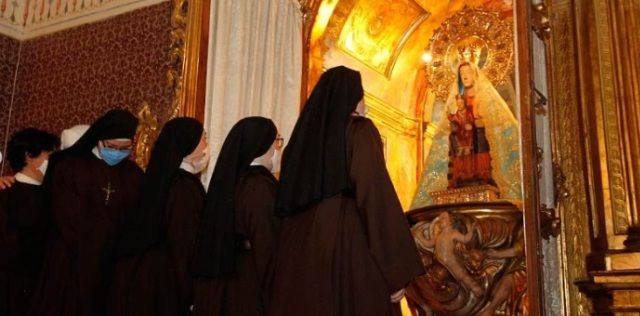 Carmelitas Samaritanas con la Virgen de Henar - foto de Nuria Pascual en EsCuellar.es