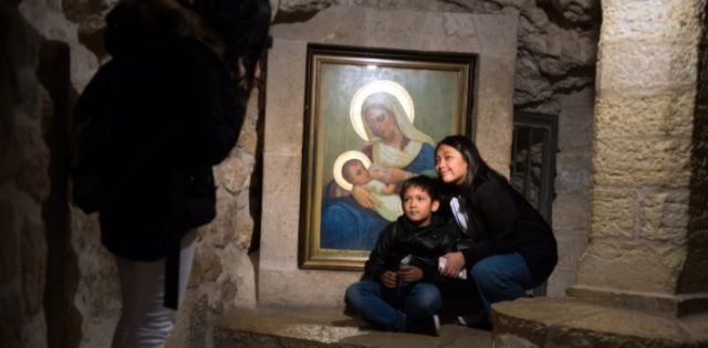 Madres agradecidas acuden al icono a dar gracias a la Virgen por su intercesión