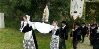 Una procesión mariana en Bretaña, frecuentes, donde van ligadas a perdones -jubileos- y santuarios