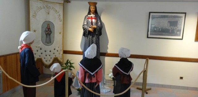 Recreación de los niños y la Virgen en el museo de las apariciones en Pontmain