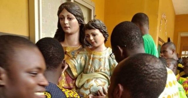 La imagen cordobesa de María Auxiliadora, ya en Porto Novo, rodeada de niños y jóvenes