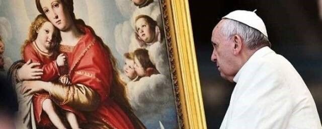 El Papa Francisco medita ante una imagen de la Virgen con el Niño
