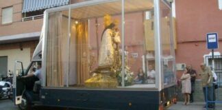 El Maremóvil lleva a la Virgen de los Desamparados por las calles de Valencia