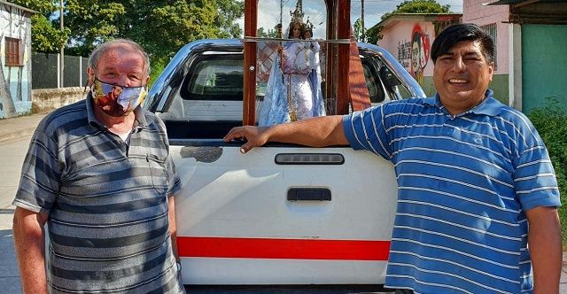 Unos devotos llevan en furgoneta una Virgen peregrina por toda la provincia de Jujuy