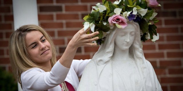 Mayo es mes de homenajear a la Virgen con flores y oración