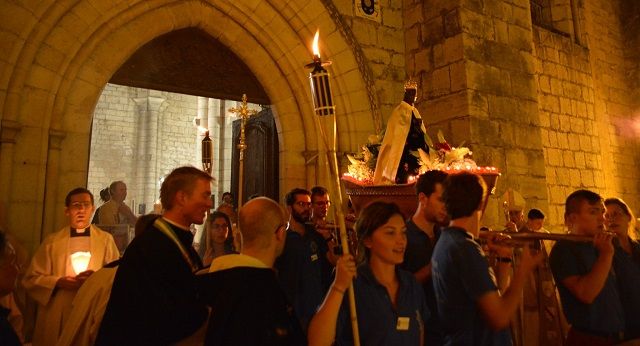 Procesión con la Virgen negra del santuario de Rocamadour en Occitania en 2019