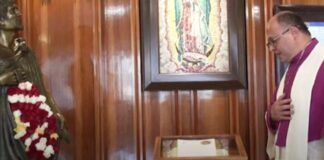 El rector del Santuario de Guadalupe bendice certificados guadalupanos