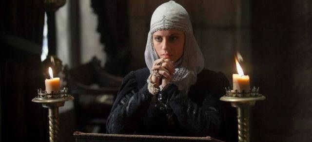 Isabel la Católica rezando, según la teleserie de RTVE