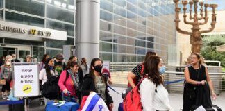 Viajeros llegan al aeropuerto Ben Gurion de Israel en noviembre de 2021