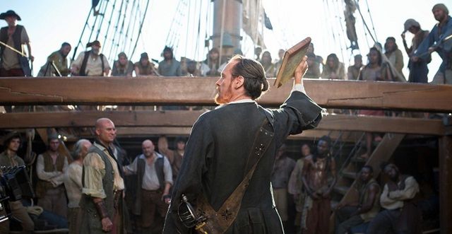 Escena de la teleserie de piratas Black Sails - las crónicas recogen milagros de la Candelaria contra ellos