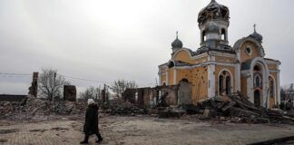 Iglesia golpeada por la guerra en Ucrania, con una imagen de la Virgen a la entrada