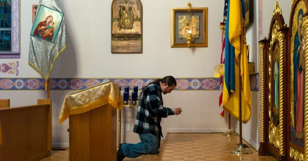 Un hombre ucraniano rezando a la Virgen.