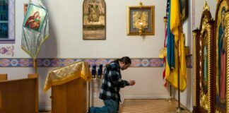 Un hombre ucraniano rezando a la Virgen.