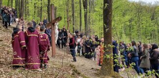 Viacrucis cuesta arriba en el santuario de Jublyk en Ucrania