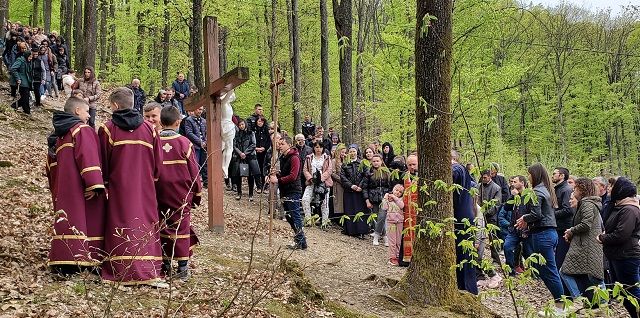 Viacrucis cuesta arriba en el santuario de Jublyk en Ucrania