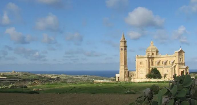 Santuario de Ta'Pinu, rodeado de cultivos y con el mar de fondo, en Gozo, Malta