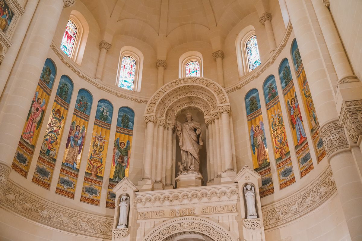 Interior de la basílica de Ta'Pinu en Gozo, Malta