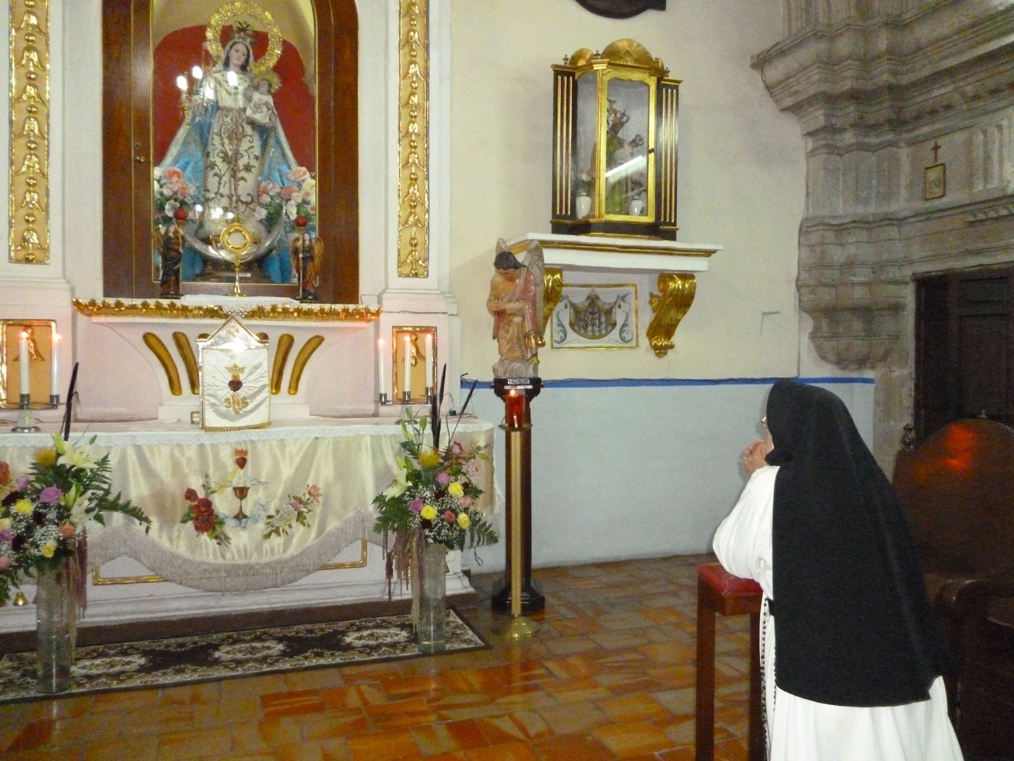 Rezando a la Virgen del Rayo en el monasterio del milagro