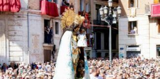 Procesión de la Coronación de la Virgen de los Desamparados.