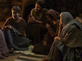 María Madre de la Iglesia, con los apóstoles, en la película de 2015 Llena de Gracia