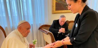 El Papa Francisco con rosarios de Rosary helps living.