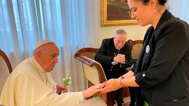 El Papa Francisco con rosarios de Rosary helps living.