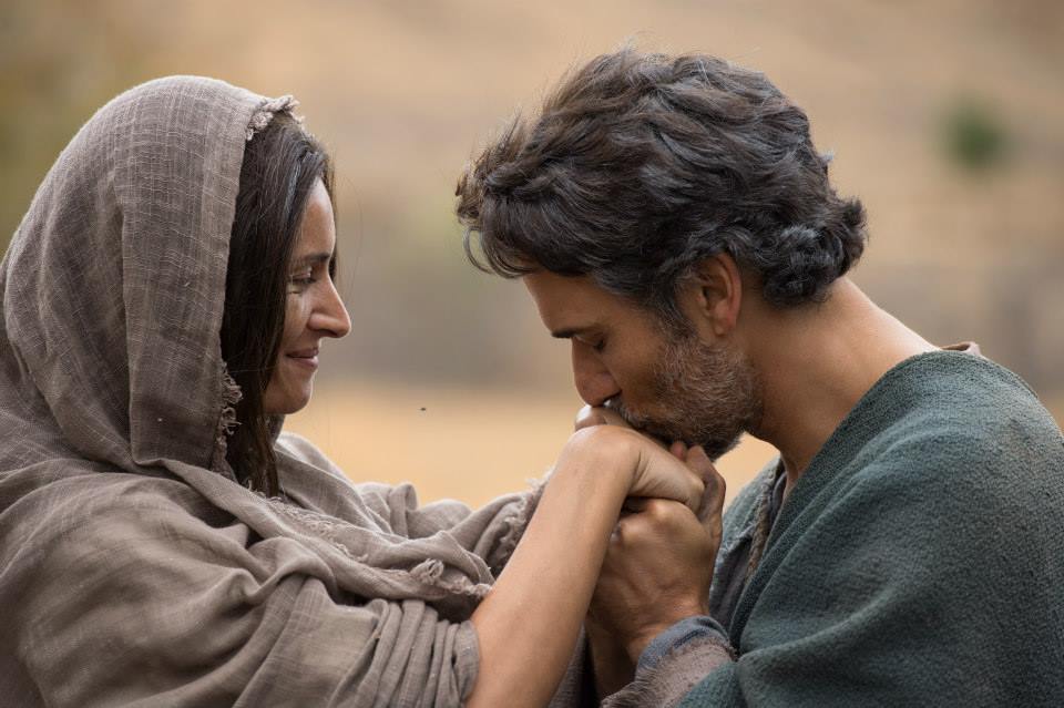 San Pedro vuelve de un viaje y saluda a María como madre que lo recibe en el film Llena de Gracia