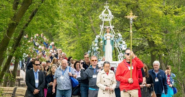 Procesión mariana en el santuario de Champion, en Wisconsin, con apariciones aprobadas