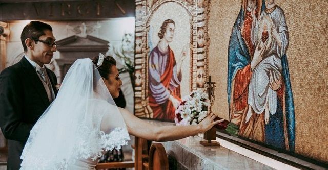 Los novios pueden tener detalles especiales con la Virgen María en su boda