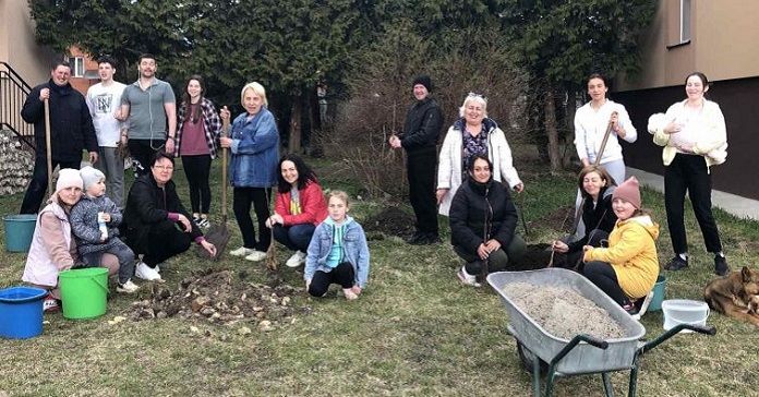 Refugiados en Zarvanytsia y monjes plantan árboles en abril, signo de paz y esperanza paciente