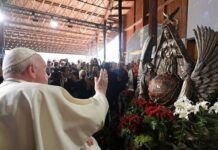 El Papa bendice la Virgen Desatadora de Nudos que deja en el Lago Santa Ana, en Canadá