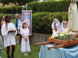 Devoción a la Virgen María en una parroquia de Knoxville, EEUU, en mayo