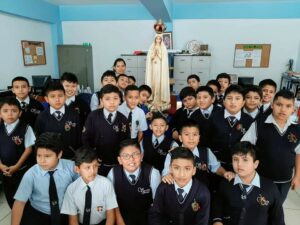 La Virgen de "El Perú necesita de Fátima" en un colegio.
