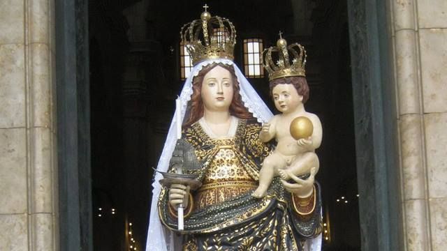 Imagen de la Virgen de Bonaira, con el Niño y la vela en la mano.