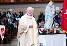 La Virgen de Lourdes y el obispo David O'Connell.