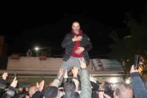 Bassel Habkouk es recibido por su pueblo natal. 