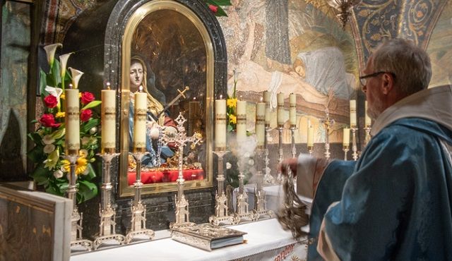 La capilla de la Dolorosa en el Santo Sepulcro, con su misa del viernes previo a Ramos