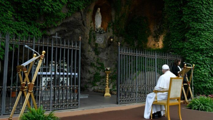 Numerosas Madonnas de todo el mundo salpican los diversos senderos naturales de los Jardines Vaticanos, empezando por la más antigua, Nuestra Señora de Lourdes -fiel copia del original francés-.