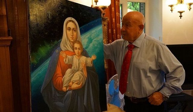 El cosmonauta Leónov fue el primero en flotar por el espacio... y pintó un icono de la Virgen del Cosmos