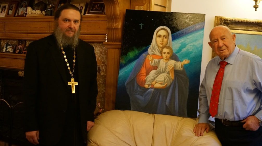 El padre Guennady, capellán de astronautas, y el cosmonauta Leónov con la Virgen del Espacio en 2013