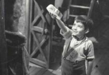 Escena de Marcelino Pan y Vino en la que Marcelino ofrece pan al Crucificado.