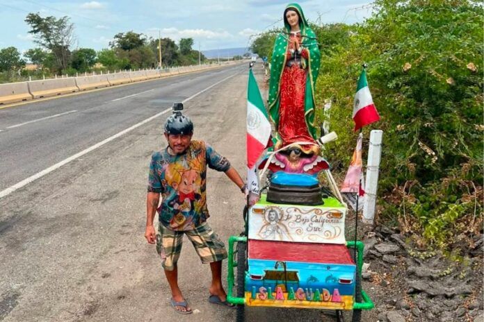 David lleva más de un mes pedaleando desde Campeche, y el objetivo es culminar los 2500 kilómetros hasta el Santuario de la Virgen, en La Paz, Baja California Sur.