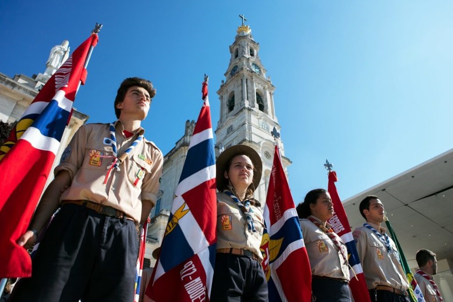 Jóvenes scouts en el santuario de Fátima
