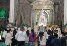 Consagración de muchos niños a la Virgen en el santuario N.S.de las Lajas en Colombia